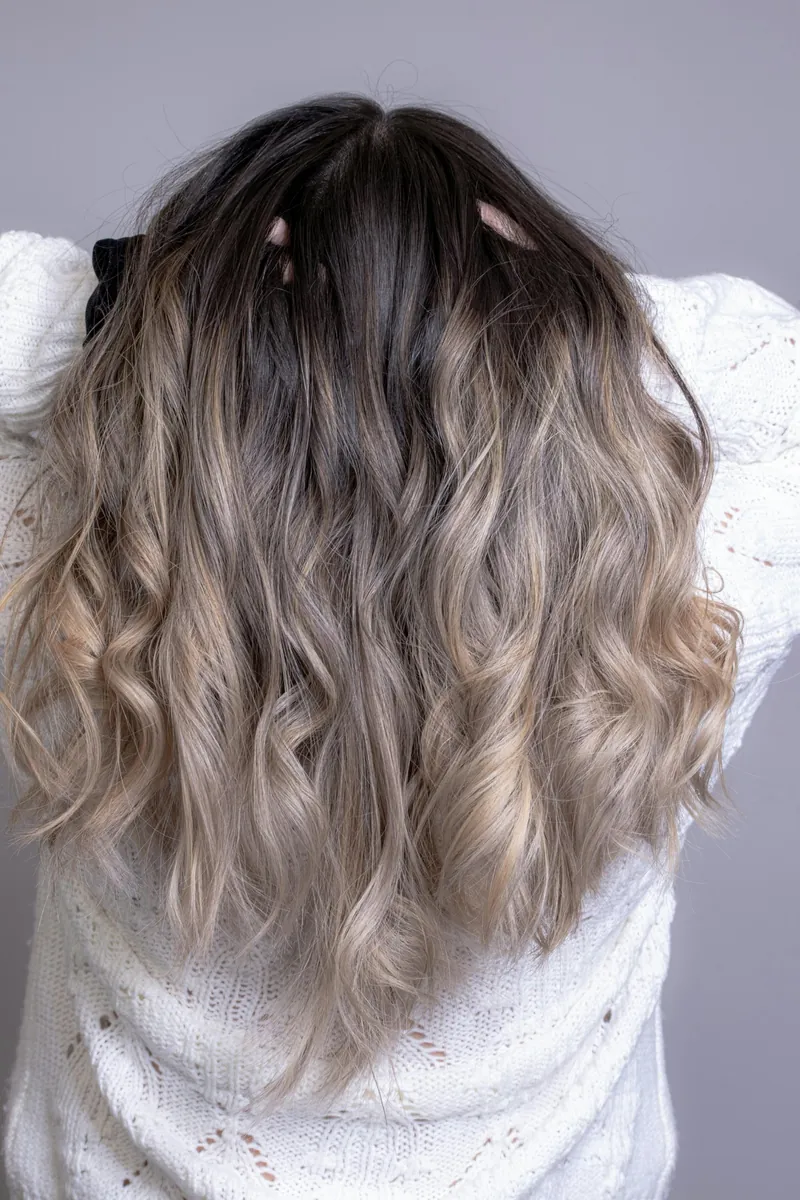Bølgete balayage fra mørk bunn til askeblond